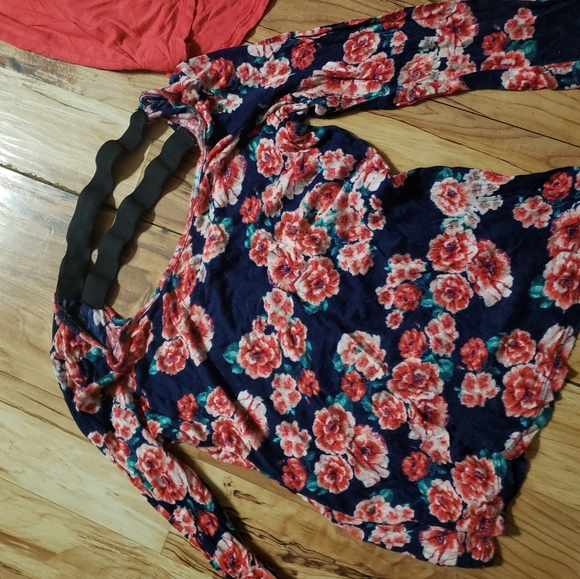 Womans tops - Picture 4 of 4